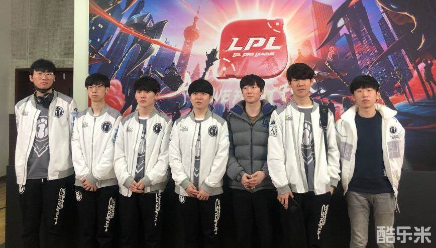 Spinx 被放置在 Vitality 的替补席上;