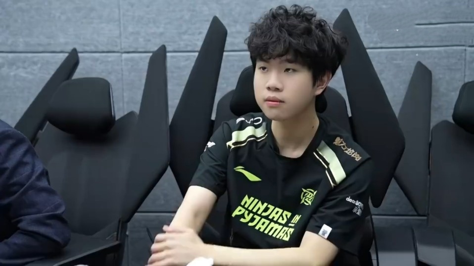 LPL主持余霜晒欧洲杯节目返图：感受到成长真的会很开心